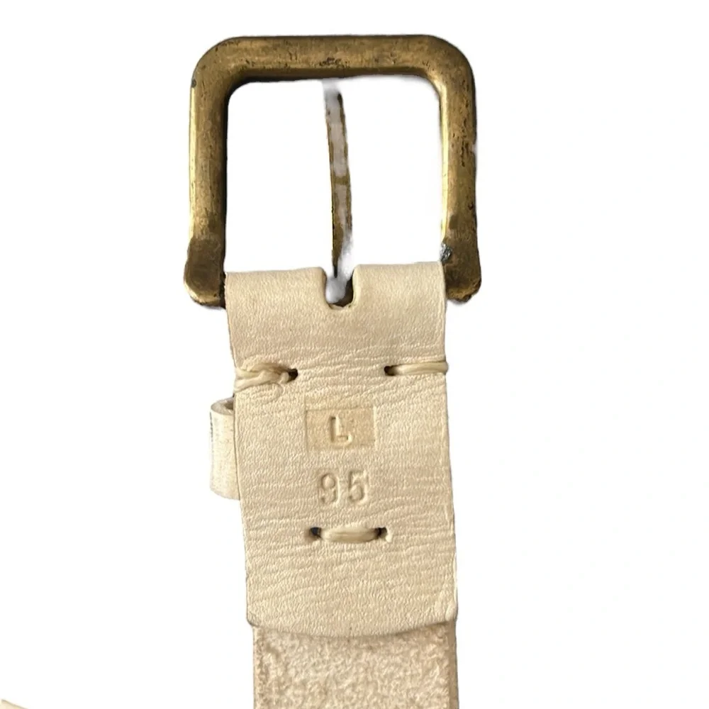 Stick & Ball Corrento Size Large off white leather polo belt. Brass buckle.‎